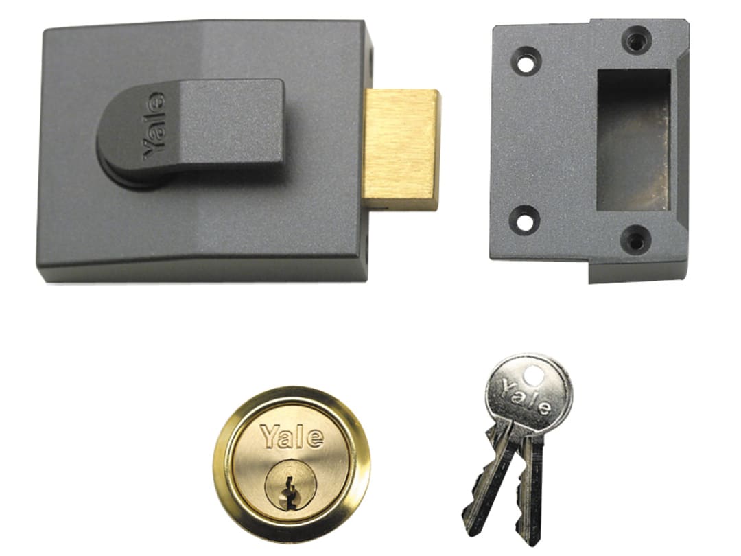 Yale Locks 82 Deadbolt Nightlatch 60mm Backset DMG Finish Box 6.30082E+11