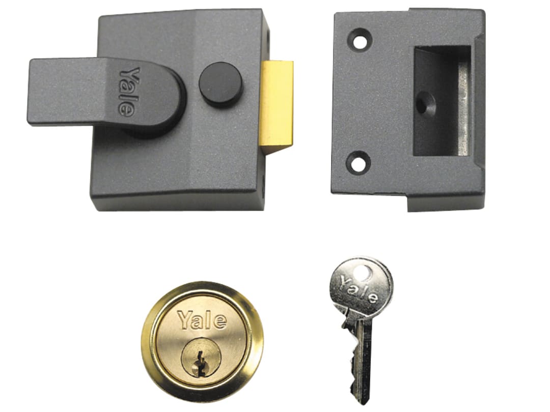 Yale Locks 85 Deadlocking Nightlatch 40mm Backset DMG Finish Box 6.30085E+11